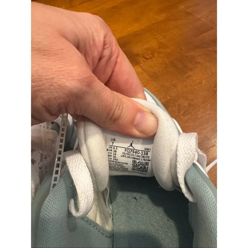 Woman’s new Nike air Jordan 4 RM white/canon size 7